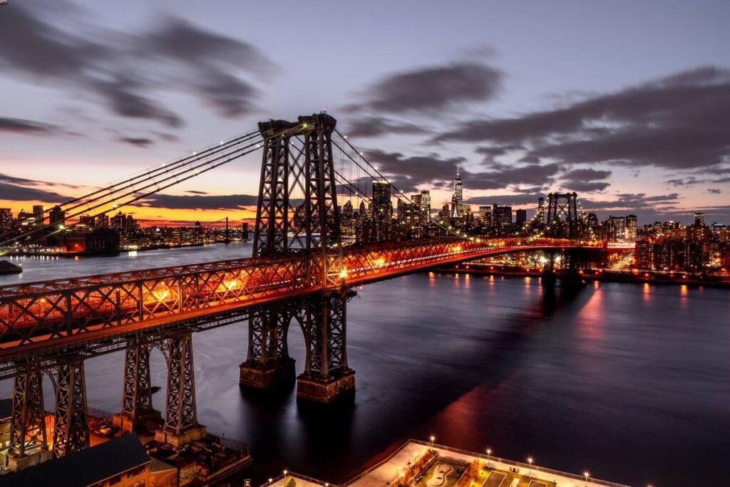 Featured image of "Best Sublets in Williamsburg, Brooklyn" article - Williamsburg bridge